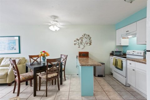 Condo in Holiday, Florida, 2 bedrooms № 2112339 - photo 6