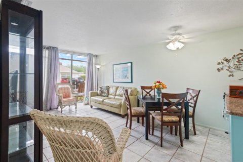 Condo in Holiday, Florida, 2 bedrooms № 2112339 - photo 23
