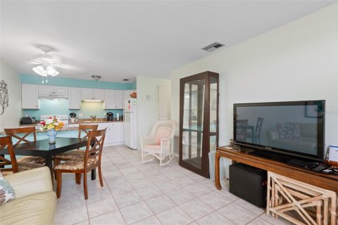 Condo in Holiday, Florida, 2 bedrooms № 2112339 - photo 22