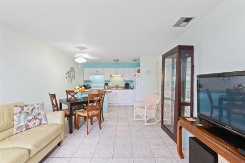 Condo in Holiday, Florida, 2 bedrooms № 2112339 - photo 3