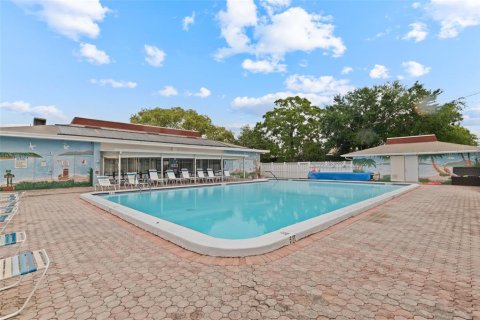 Condo in Holiday, Florida, 2 bedrooms № 2112339 - photo 11