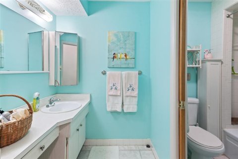 Condo in Holiday, Florida, 2 bedrooms № 2112339 - photo 9