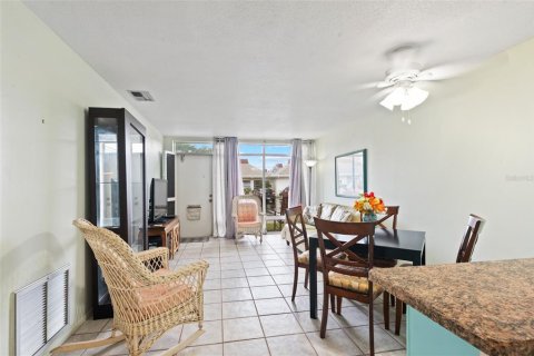 Condo in Holiday, Florida, 2 bedrooms № 2112339 - photo 4