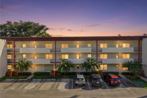 Copropriété à vendre à Pembroke Pines, Floride: 2 chambres, 135.54 m2 № 1997136 - photo 7