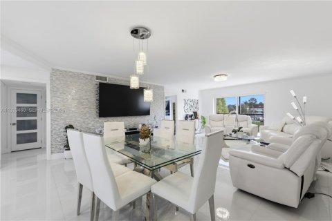 Copropriété à vendre à Pembroke Pines, Floride: 2 chambres, 135.54 m2 № 1997136 - photo 14