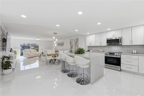 Copropriété à vendre à Pembroke Pines, Floride: 2 chambres, 135.54 m2 № 1997136 - photo 3