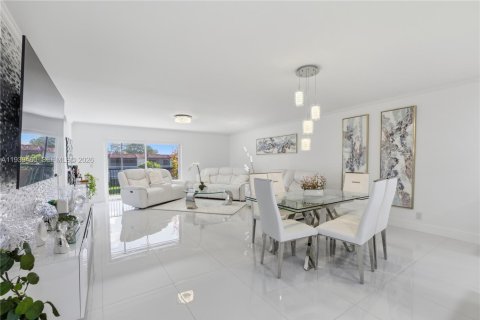 Copropriété à vendre à Pembroke Pines, Floride: 2 chambres, 135.54 m2 № 1997136 - photo 4