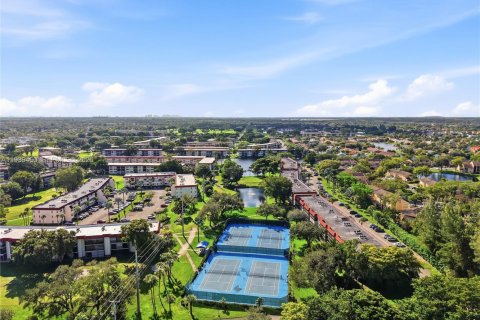 Copropriété à vendre à Pembroke Pines, Floride: 2 chambres, 135.54 m2 № 1997136 - photo 29