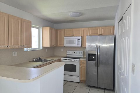 Condominio en alquiler en Homestead, Florida, 3 dormitorios, 95.13 m2 № 1992830 - foto 2
