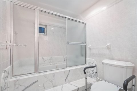 Casa en venta en Palmetto Bay, Florida, 4 dormitorios, 311.22 m2 № 1984178 - foto 17