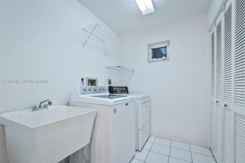 Casa en venta en Palmetto Bay, Florida, 4 dormitorios, 311.22 m2 № 1984178 - foto 21