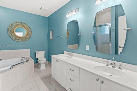 House in Deerfield Beach, Florida 4 bedrooms, 189.33 sq.m. № 1891009 - photo 24
