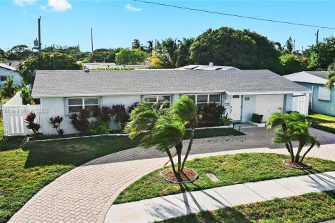 House in Deerfield Beach, Florida 4 bedrooms, 189.33 sq.m. № 1891009 - photo 3