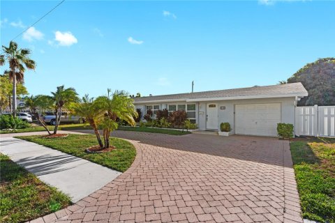 House in Deerfield Beach, Florida 4 bedrooms, 189.33 sq.m. № 1891009 - photo 1
