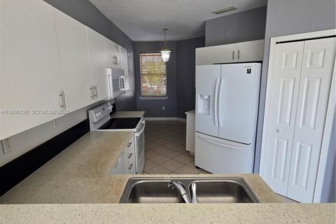 House in Doral, Florida 4 bedrooms, 164.99 sq.m. № 1994184 - photo 7