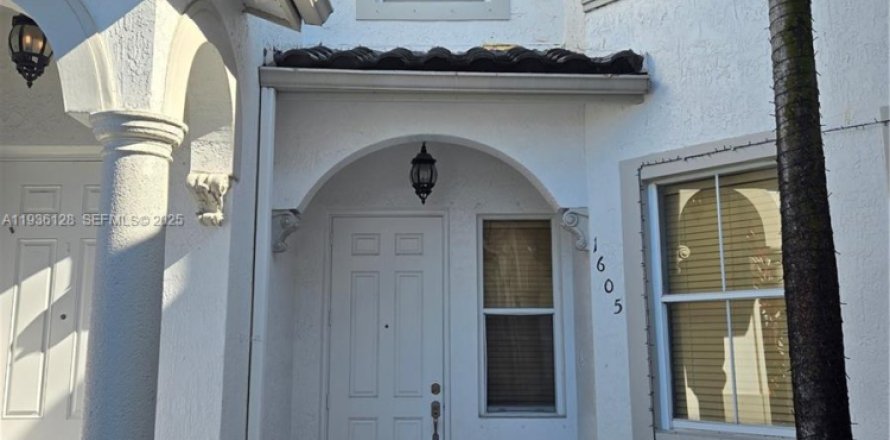 House in Doral, Florida 4 bedrooms, 164.99 sq.m. № 1994184