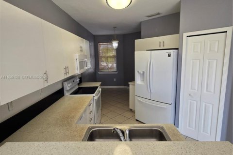 House in Doral, Florida 4 bedrooms, 164.99 sq.m. № 1994184 - photo 9