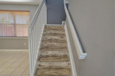 House in Doral, Florida 4 bedrooms, 164.99 sq.m. № 1994184 - photo 4