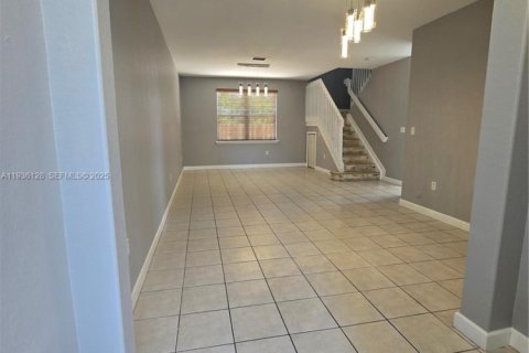 House in Doral, Florida 4 bedrooms, 164.99 sq.m. № 1994184 - photo 3