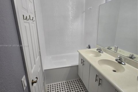 House in Doral, Florida 4 bedrooms, 164.99 sq.m. № 1994184 - photo 16