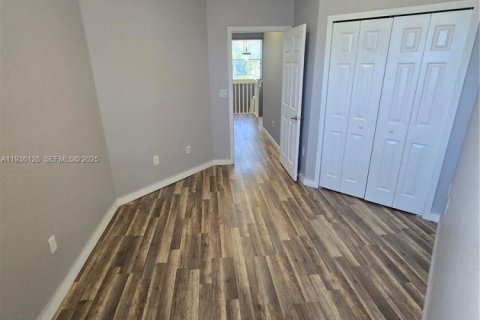 House in Doral, Florida 4 bedrooms, 164.99 sq.m. № 1994184 - photo 13