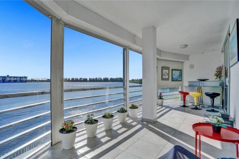 Condo in Miami, Florida, 2 bedrooms  № 1709019 - photo 1
