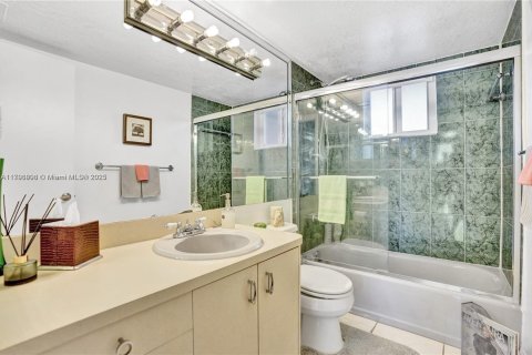 Condo in Miami, Florida, 2 bedrooms  № 1709019 - photo 17