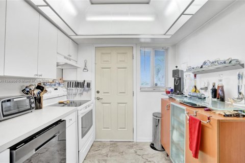 Condo in Miami, Florida, 2 bedrooms  № 1709019 - photo 10
