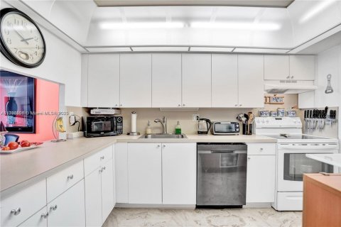 Condo in Miami, Florida, 2 bedrooms  № 1709019 - photo 11