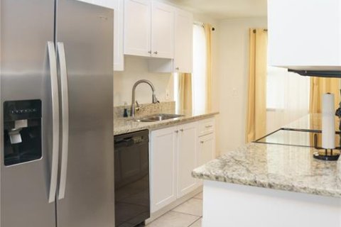 House in Tampa, Florida 4 bedrooms, 125.33 sq.m. № 2098352 - photo 8