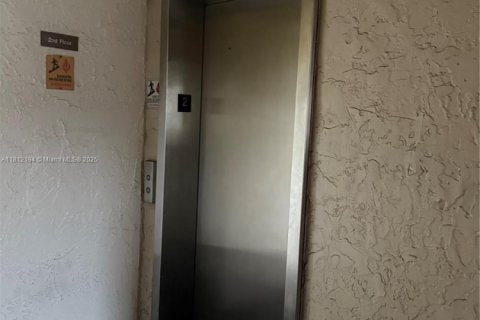 Condo in Miami, Florida, 2 bedrooms  № 1871612 - photo 4
