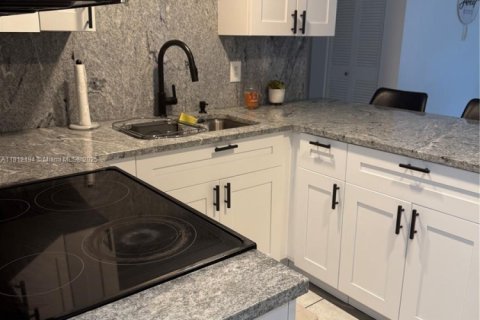 Condo in Miami, Florida, 2 bedrooms  № 1871612 - photo 9