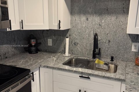 Condo in Miami, Florida, 2 bedrooms  № 1871612 - photo 10