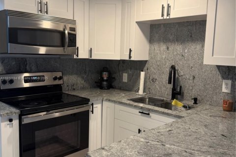 Condo in Miami, Florida, 2 bedrooms  № 1871612 - photo 7