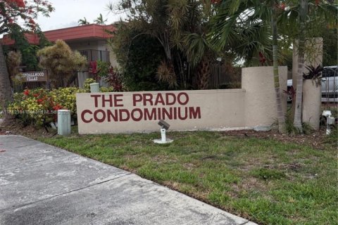 Condo in Miami, Florida, 2 bedrooms  № 1871612 - photo 1