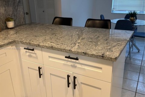 Condo in Miami, Florida, 2 bedrooms  № 1871612 - photo 11