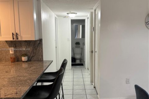 Condo in Miami, Florida, 2 bedrooms  № 1871612 - photo 14