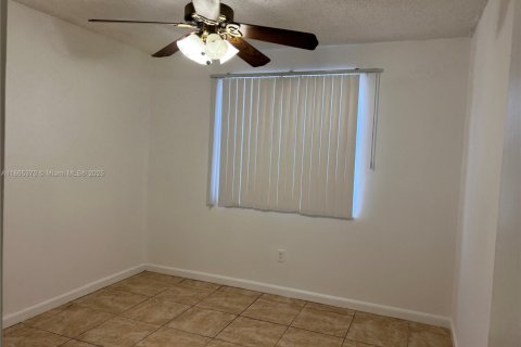 Condo in Hialeah, Florida, 3 bedrooms  № 1892928 - photo 14