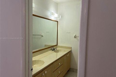 Condo in Hialeah, Florida, 3 bedrooms  № 1892928 - photo 21