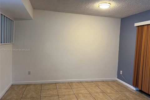 Condo in Hialeah, Florida, 3 bedrooms  № 1892928 - photo 11