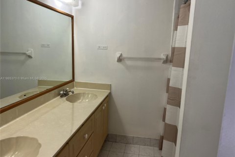 Condo in Hialeah, Florida, 3 bedrooms  № 1892928 - photo 17