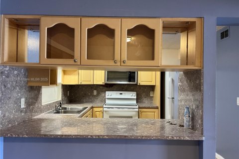 Condo in Hialeah, Florida, 3 bedrooms  № 1892928 - photo 7
