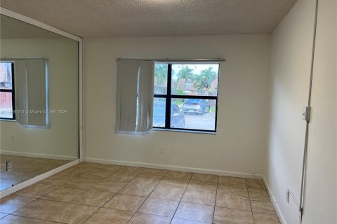 Condo in Hialeah, Florida, 3 bedrooms  № 1892928 - photo 5