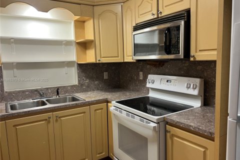 Condo in Hialeah, Florida, 3 bedrooms  № 1892928 - photo 8