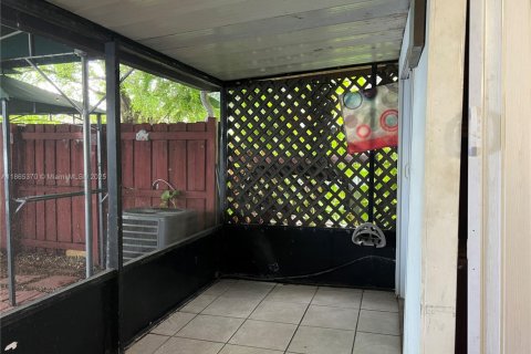 Condo in Hialeah, Florida, 3 bedrooms  № 1892928 - photo 25