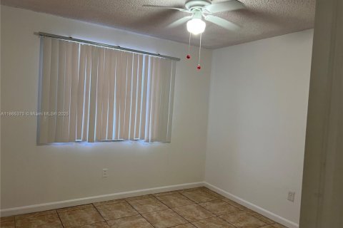 Condo in Hialeah, Florida, 3 bedrooms  № 1892928 - photo 15