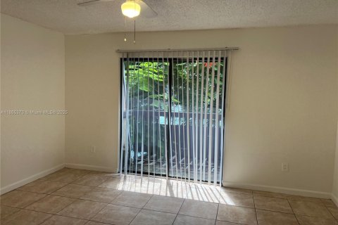 Condo in Hialeah, Florida, 3 bedrooms  № 1892928 - photo 20