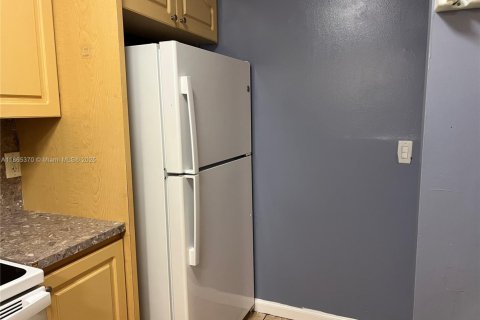 Condo in Hialeah, Florida, 3 bedrooms  № 1892928 - photo 9