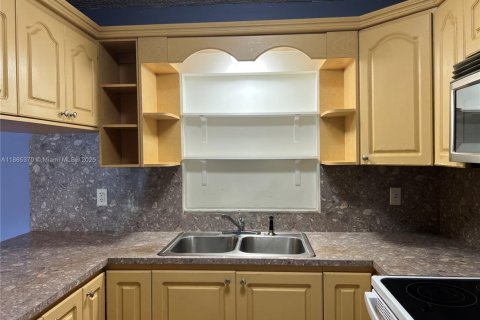 Condo in Hialeah, Florida, 3 bedrooms  № 1892928 - photo 10