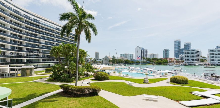 Condominio en Miami Beach, Florida, 2 dormitorios  № 2030912